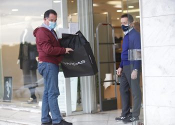 Γεωργιάδης: Ψώνισε κοστούμι με click away