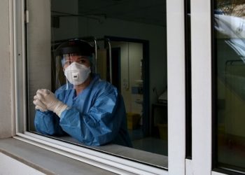 Οι ήρωες της πανδημίας κάνουν Χριστούγεννα στο νοσοκομείο