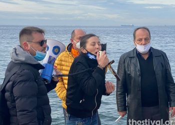 Θεσσαλονίκη: Έριξαν τον Σταυρό στη θάλασσα και τους προσήγαγε η Αστυνομία (VIDEO)