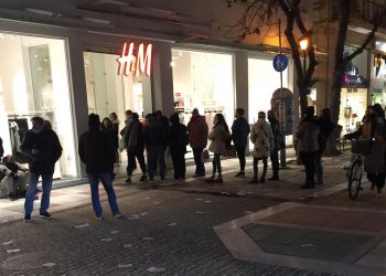 ΙΕΛΚΑ: Ανησυχία για μεγάλες ουρές έξω από τα καταστήματα