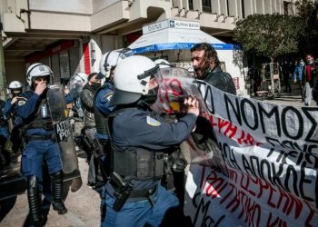 Ένταση και χημικά στο φοιτητικό συλλαλητήριο στην Αθήνα (VIDEO)