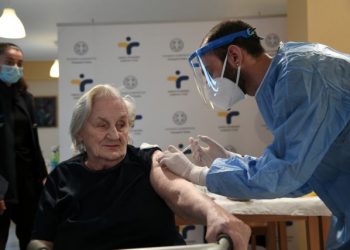 Κορωνοϊός: Ξεκίνησαν οι εμβολιασμοί στα γηροκομεία