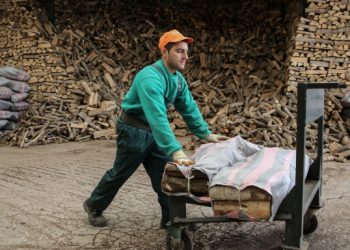 Οι αναστολές στην εργασία «φρέναραν» τις απολύσεις, αλλά μείωσαν το εισόδημα