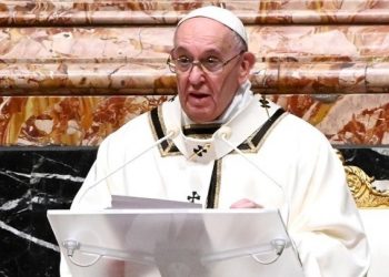 "Πρέπει να εμβολιαστούμε" προτρέπει ο Πάπας, που θα εμβολιαστεί "την ερχόμενη εβδομάδα