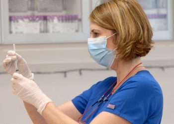 Σε τρεις φάσεις ο εμβολιασμός των υγειονομικών που ξεκινάει αύριο