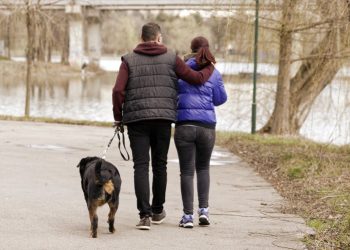 Πρόστιμο 300 ευρώ σε όποιον βγάζει βόλτα τον σκύλο του χωρίς λουρί