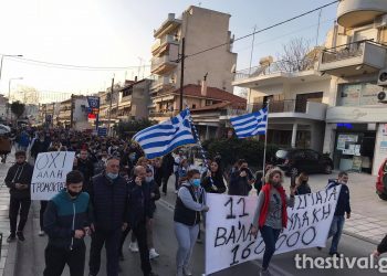 Πορεία διαμαρτυρίας στον Εύοσμο κατά του αυστηρού lockdown (VIDEO)