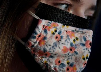 Παπαευαγγέλου: Η διπλή μάσκα προστατεύει κατά 96% – Προς νέες οδηγίες της Επιτροπής