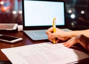 Πτυχιούχοι υποδύονται τους εξεταζόμενους φοιτητές