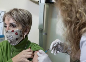 Εμβολιασμοί: Ανοίγει αύριο η πλατφόρμα για το εμβόλιο κατά του κορωνοϊού για τις ηλικίες 60-64