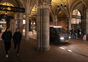 Ολλανδία: Εγκρίθηκε από τη Γερουσία το νομοσχέδιο για την απαγόρευση της κυκλοφορίας τη νύχτα