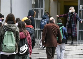 «Να κλείσουν τα σχολεία από Δευτέρα- Χρειάζεται αυστηροποίηση μέτρων, όχι έλεγχων»