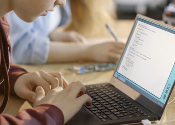 Σχολεία: Επιστρέφουν στην τηλεκπαίδευση οι μαθητές στην Αττική