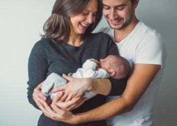 Τι αλλάζει: 14ήμερη άδεια πατρότητας μετ' αποδοχών, 6μηνη η γονική άδεια