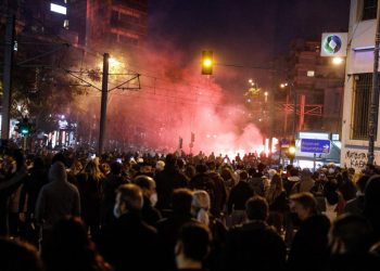 Επεισόδια στην πορεία κατά της αστυνομικής βίας στη Νέα Σμύρνη – Τραυματίστηκε αστυνομικός (VIDEO)