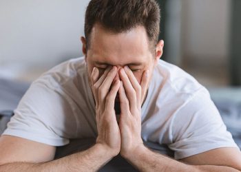 «Κορωνοαυπνία»: Αυξήθηκε η εμφάνιση αυπνίας τόσο στον γενικό πληθυσμό όσο και στους υγειονομικούς