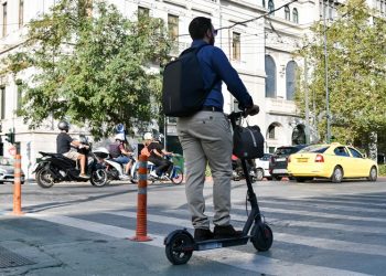 Υποχρεωτικό το κράνος στα ηλεκτρικά οχήματα μικροκινητικότητας – Aλλαγές και στις εξισώσεις διπλωμάτων