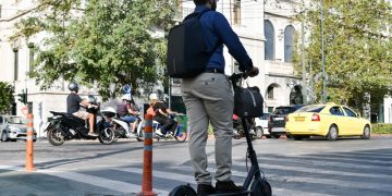Υποχρεωτικό το κράνος στα ηλεκτρικά οχήματα μικροκινητικότητας – Aλλαγές και στις εξισώσεις διπλωμάτων