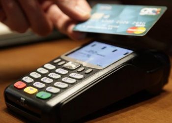 Παρατείνεται το όριο χωρίς PIN των 50 ευρώ στις ανέπαφες συναλλαγές με κάρτες