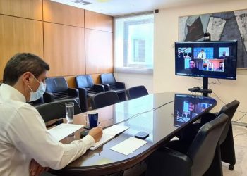 Τα προβλήματα του κλάδου της εστίασης άκουσε ο Αυγενάκης