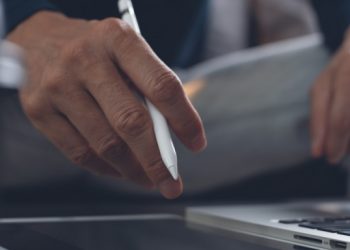 Κορωνοϊός και εργασία: Τι είναι το μοντέλο «3-2-2»