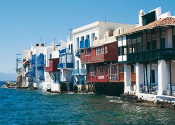 Στο επίκεντρο του βρετανικού Τύπου ελληνικοί τουριστικοί προορισμοί