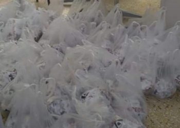 Ηράκλειο: Μοίρασαν τρόφιμα σε οικογένειες ξενοδοχοϋπαλλήλων για να κάνουν… Πάσχα