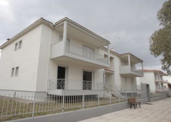 Παραδόθηκαν οι 40 πρώτες εργατικές κατοικίες του ΟΑΕΔ στην Ελευσίνα