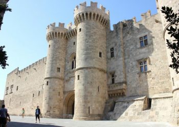 Ρόδος: Φτάνουν οι 189 Ολλανδοί τουρίστες που συμμετέχουν στο πιλοτικό πρόγραμμα