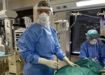 Κορωνοϊός: Νέο αρνητικό ρεκόρ στους διασωληνωμένους