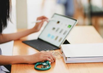 Χατζηδάκης: Το φθινόπωρο τα πρώτα 300 εκατ. ευρώ για την κατάρτιση – Τι είπε για ΟΑΕΔ, ΛΑΕΚ, ΙΕΚ, ΕΠΑΛ