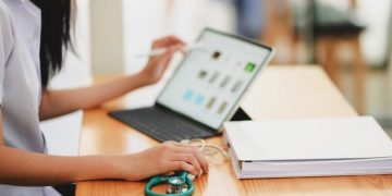 Χατζηδάκης: Το φθινόπωρο τα πρώτα 300 εκατ. ευρώ για την κατάρτιση – Τι είπε για ΟΑΕΔ, ΛΑΕΚ, ΙΕΚ, ΕΠΑΛ