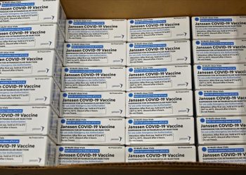 Η Ελλάδα παραλαμβάνει τις πρώτες δόσεις της J&J