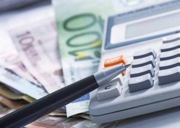 Πόσο μειώνονται οι φόροι για επαγγελματίες και επιχειρήσεις