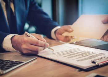 Έρχεται μείωση της αποζημίωσης απόλυσης