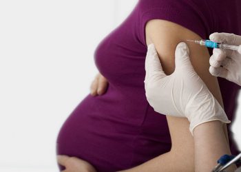 Ο εμβολιασμός κατά την κύηση προφυλάσσει την ίδια την έγκυο, αλλά και το νεογνό