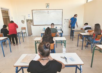 Με το ίδιο self test στα σχολεία και τα φροντιστήρια οι μαθητές της Γ’ Λυκείου