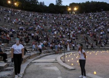 Τα ανοιχτά θέατρα επαναλειτουργούν και υποδέχονται το κοινό τους