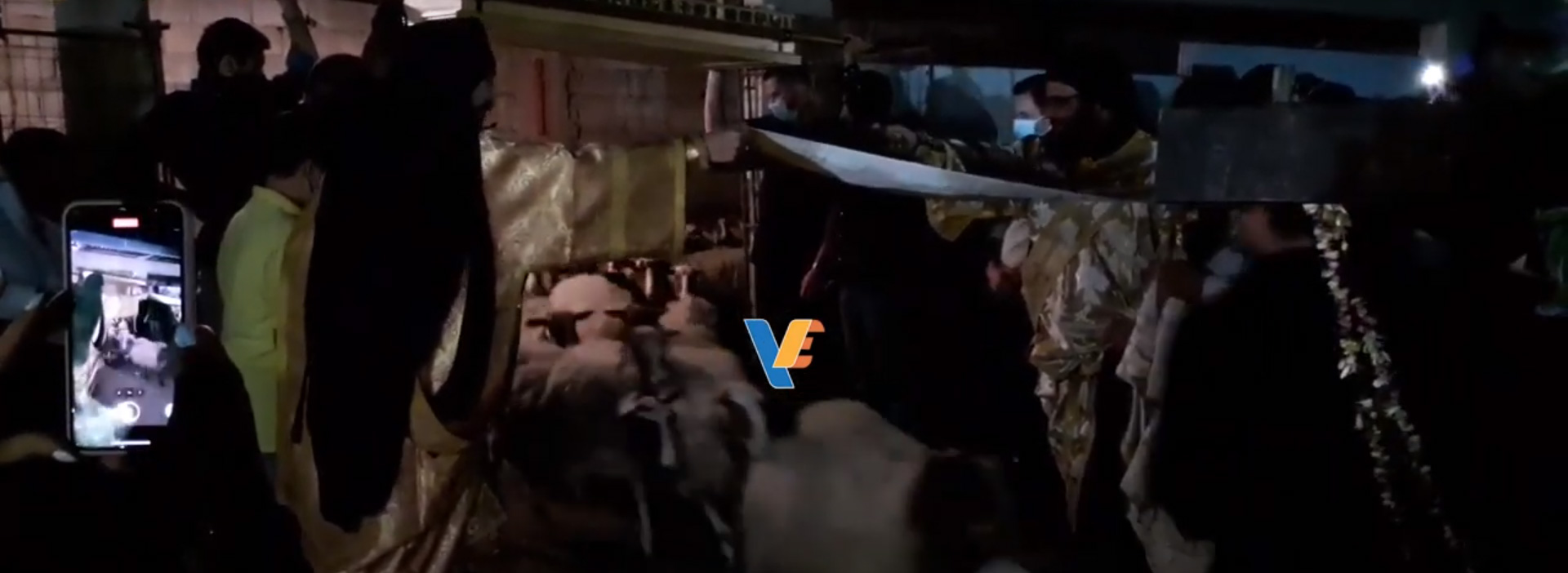 Πρόβατα περνούν κάτω από τον Επιτάφιο