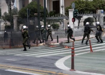 Σοβαρά επεισόδια στο κέντρο της Αθήνας -Μολότοφ και χημικά στις συγκεντρώσεις (VIDEO)