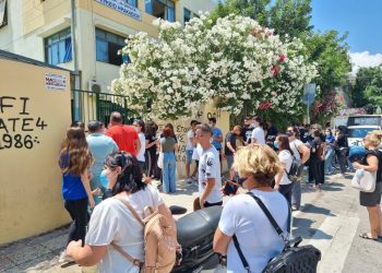 Ηράκλειο: Οι μαθητές μέσα στις αίθουσες για τις πανελλήνιες, οι γονείς… απ΄έξω (φωτογραφίες)