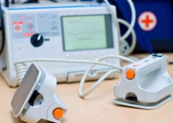 Πανελλήνιος Ιατρικός Σύλλογος: Ζητά να τοποθετηθούν απινιδωτές στα σχολεία