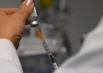 Εξαδάκτυλος: Δε συζητάμε μαζικό εμβολιασμό παιδιών