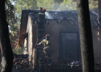 Φωτιά στη Σταμάτα: Υπό πλήρη έλεγχο όλα τα μέτωπα – Aνακρίνεται ο μελισσοκόμος