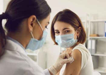 Υποχρεωτικός εμβολιασμός: Κατατεθηκε η τροπολογία – Τι ισχύει για απολύσεις, μισθό, εισφορές