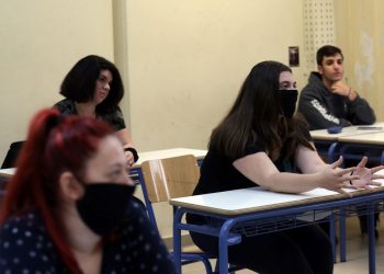 Κορωνοϊός: «Μάχη» για να σωθεί το σχολικό έτος