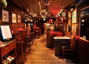 "Κλειδώνει" η είσοδος μόνο εμβολιασμένων σε κλειστους χώρους εστίασης