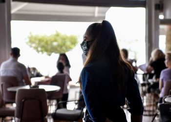 CDC: Οι πλήρως εμβολιασμένοι να φορούν μάσκα σε κλειστούς χώρους, λόγω της παραλλαγής Δέλτα