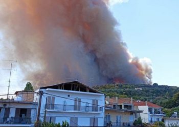 Αχαΐα: Aνεξέλεγκτη φωτιά στη Ζήρια – Εκκενώνονται τέσσερις οικισμοί (VIDEO)