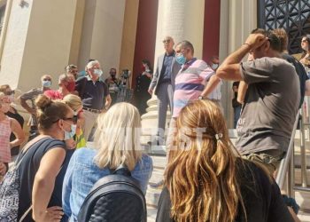 Πάτρα: Ένταση στα δικαστήρια με τους εργαζόμενους της Κοινωφελούς! (VIDEO)